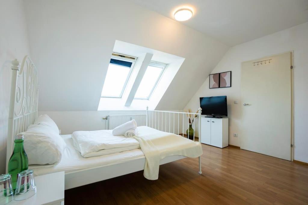 Stylish 2 Floor Penthouse • 15 Min To City Center Виена Екстериор снимка